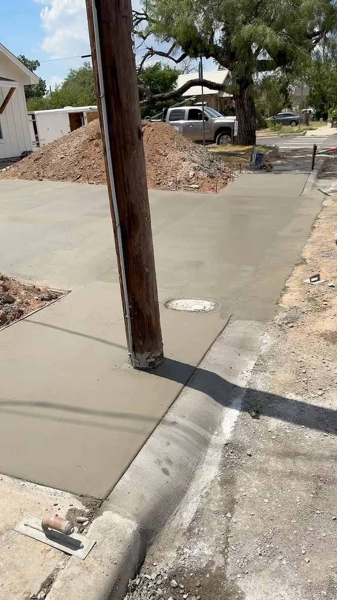 a new concrete curb